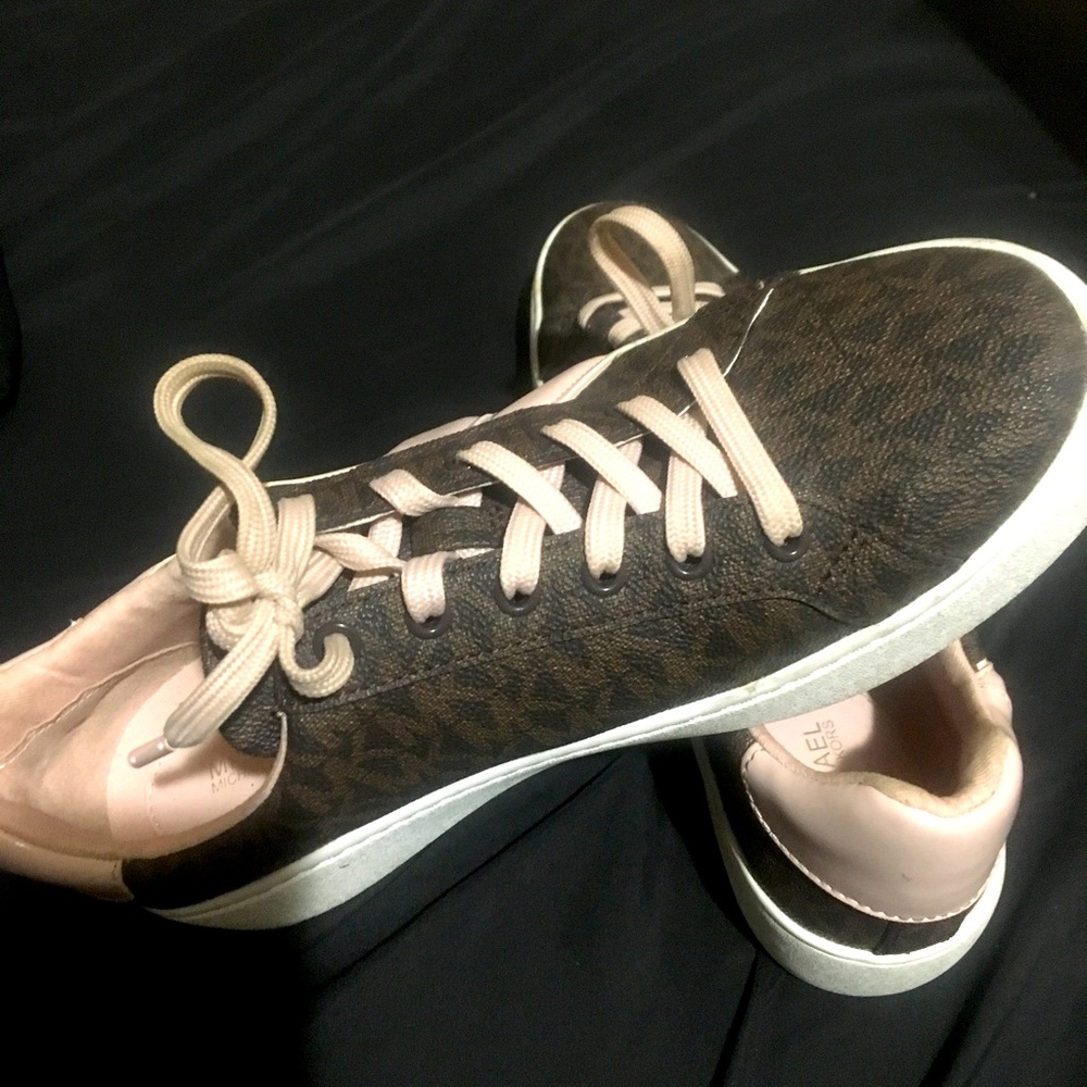 MICHAEL MICHAEL KORS
Poppy Logo and Faux Patent Leather Sneaker